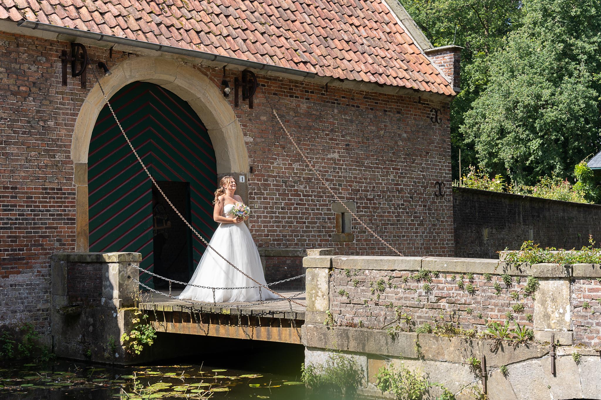 Braut bei der Hochzeit von Anne und Ingo vor einem Backsteingebäude