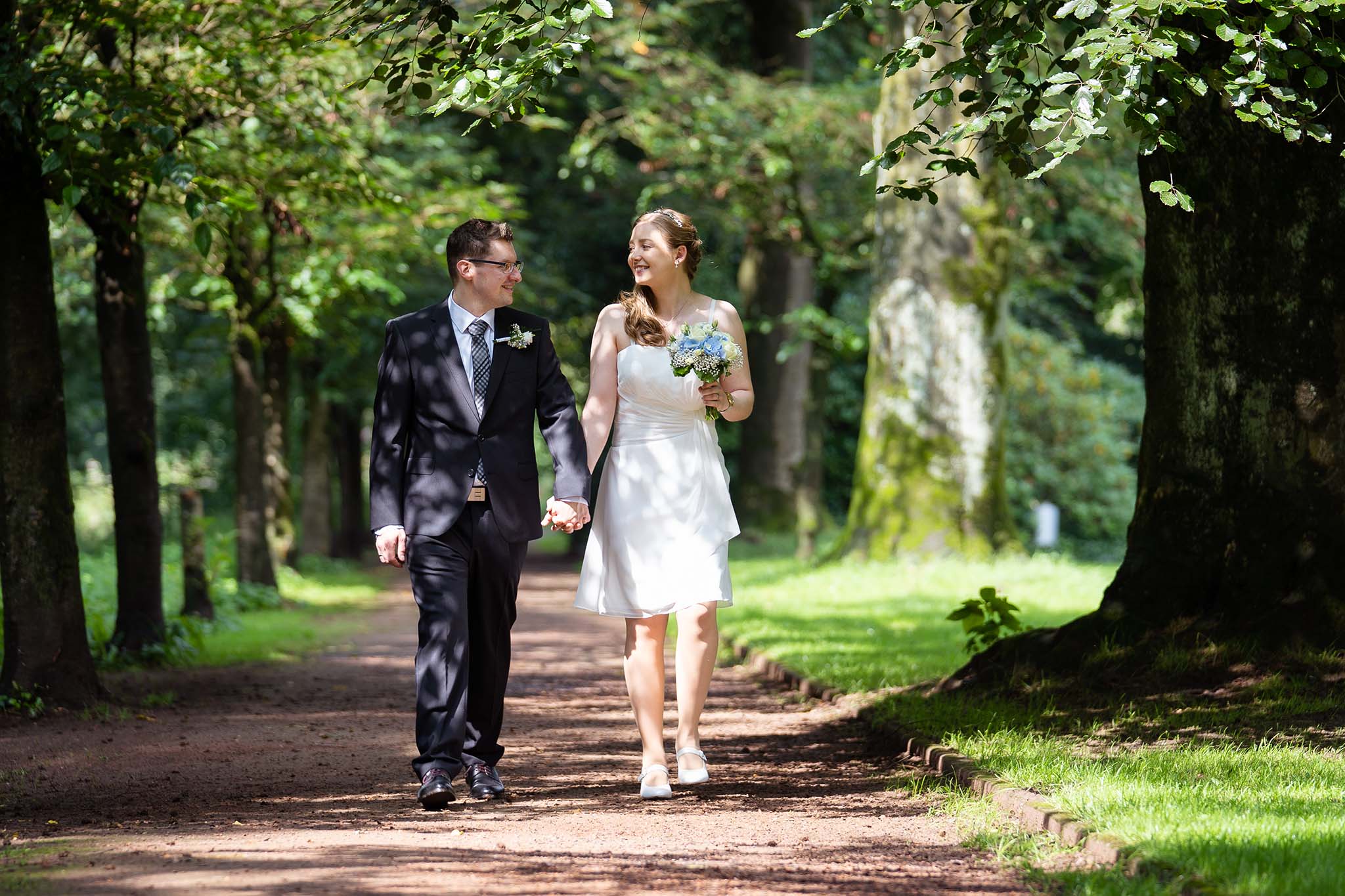 Chantal und Dennis spazieren Hand in Hand durch den Eper Stadtpark