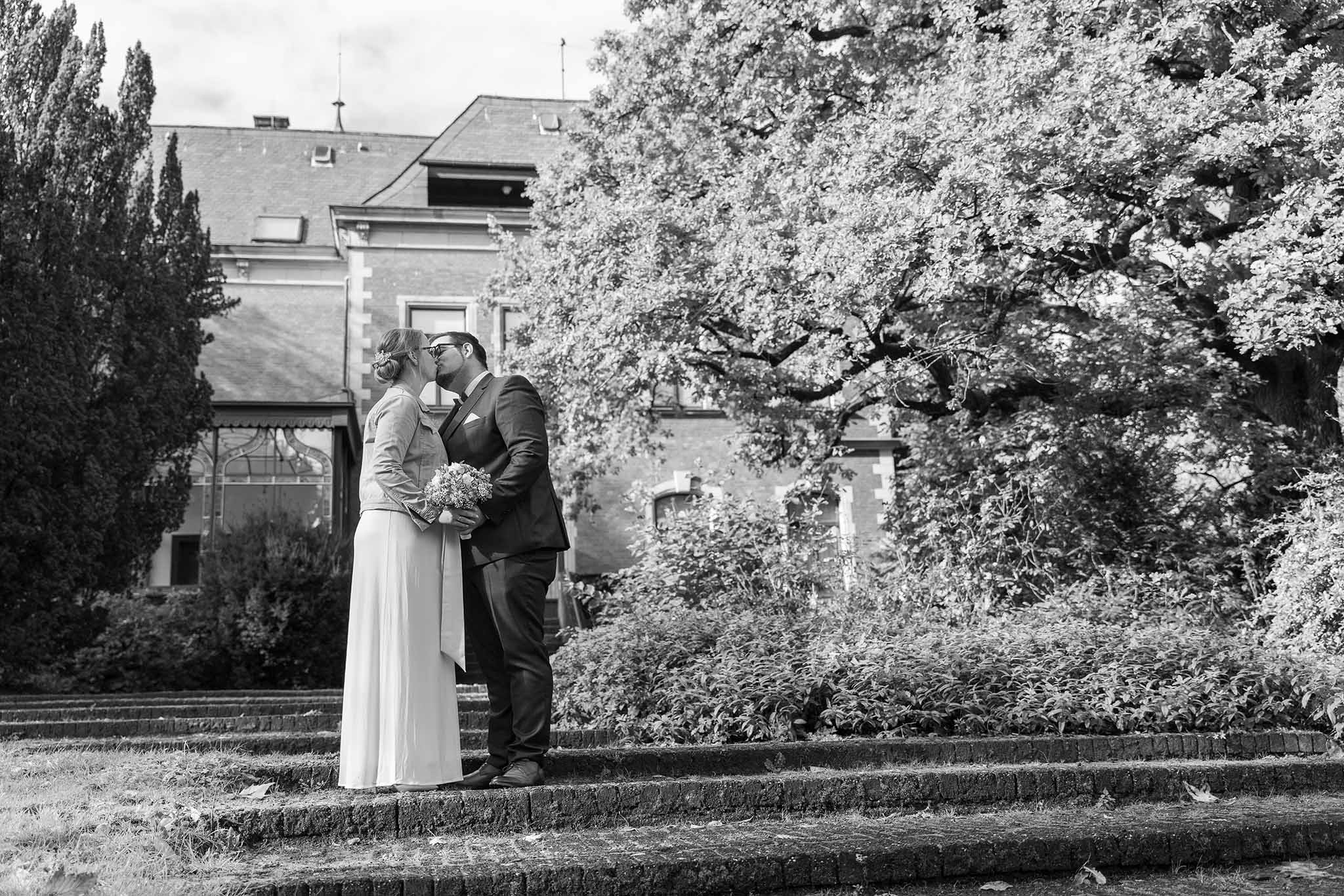 Julia und Michael küssen sich nach ihrer Trauung