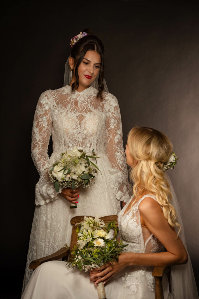 Zwei Brautlooks mit weißen Blumensträußen